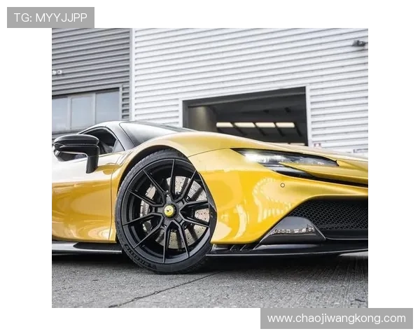 工作人员帮托纳利停车疑刮法拉利轮毂